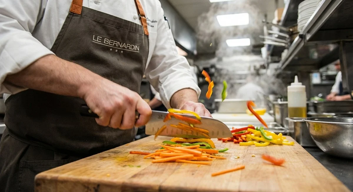 Taglio preciso di verdure con coltello Santoku Global